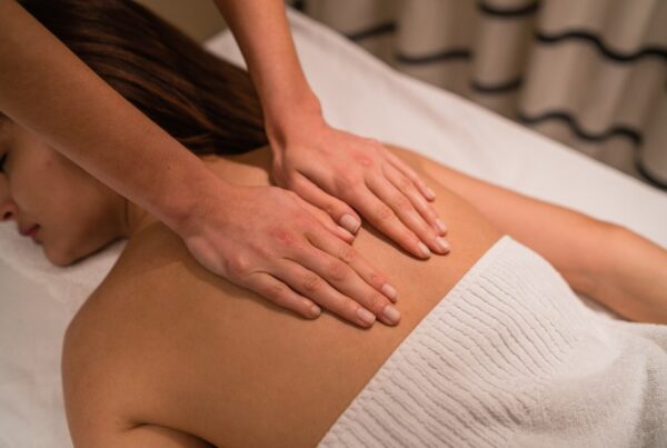 Benefits of Choosing a Traditional Two Hands Massage