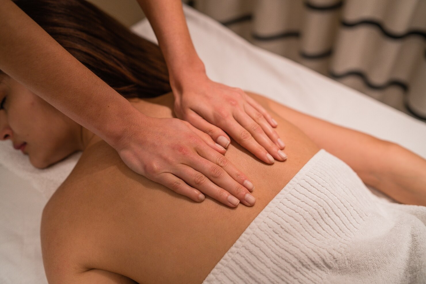 Benefits of Choosing a Traditional Two Hands Massage