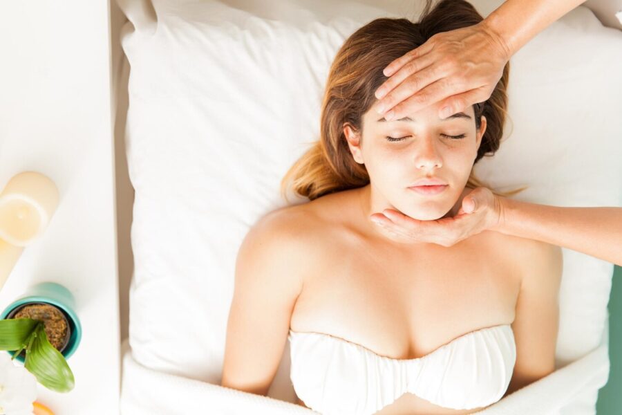 Reiki Massage vs Traditional Massage: What’s the Difference?
